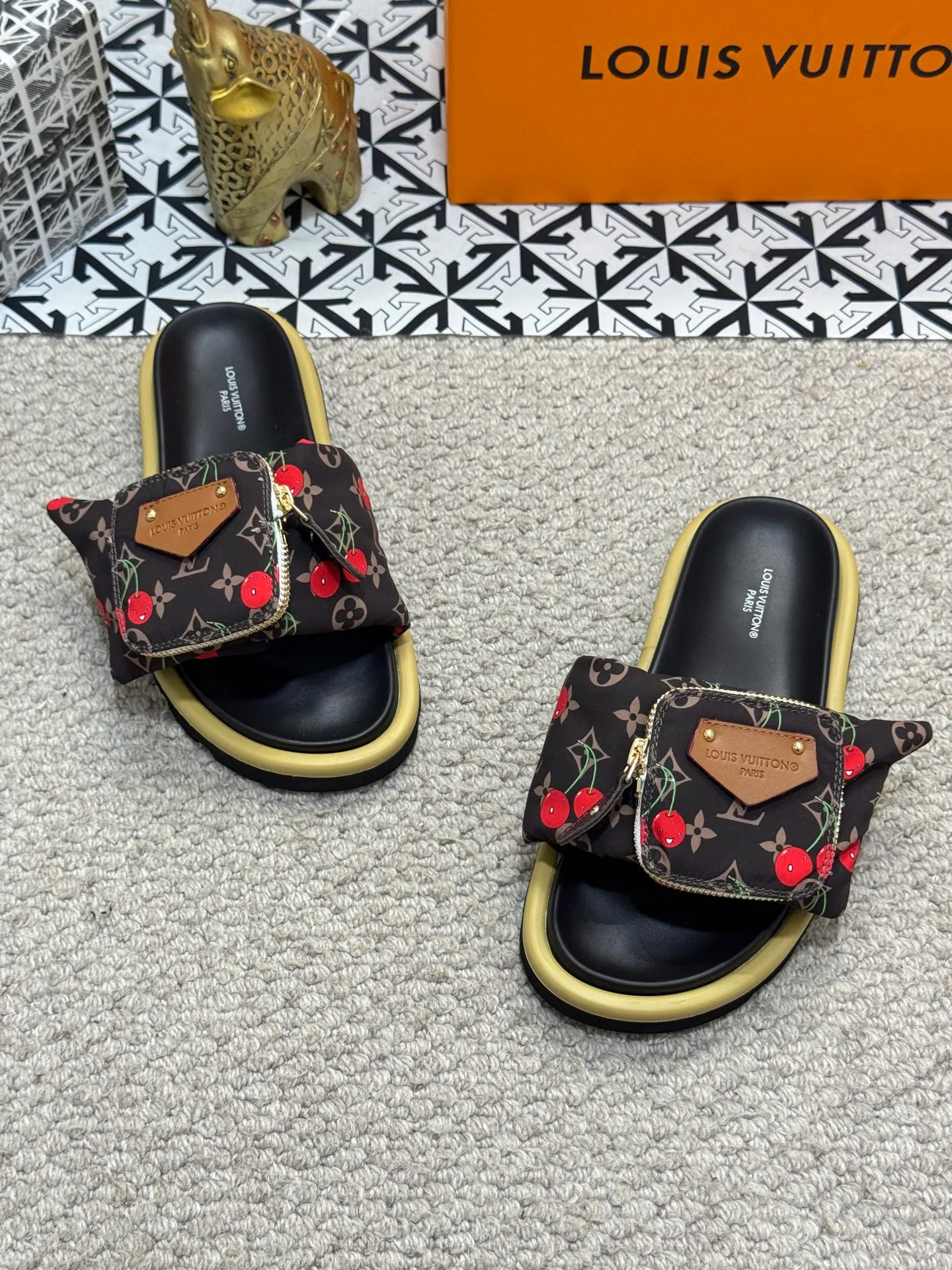 Men's shoes 💰400 [New style] 🦇🦇Top original order [Louis Vuitton] Couple style 👫Spring and summer style🎯🎯As an active family in the fashion industry ⭐ Lv is characterized by bold innovation ⚡Fabric down cloth🔥 Combined outsole, clean and tidy ⚡Fashionable and generous🌹Multiple colors available..Size: 36-44 (45 customized